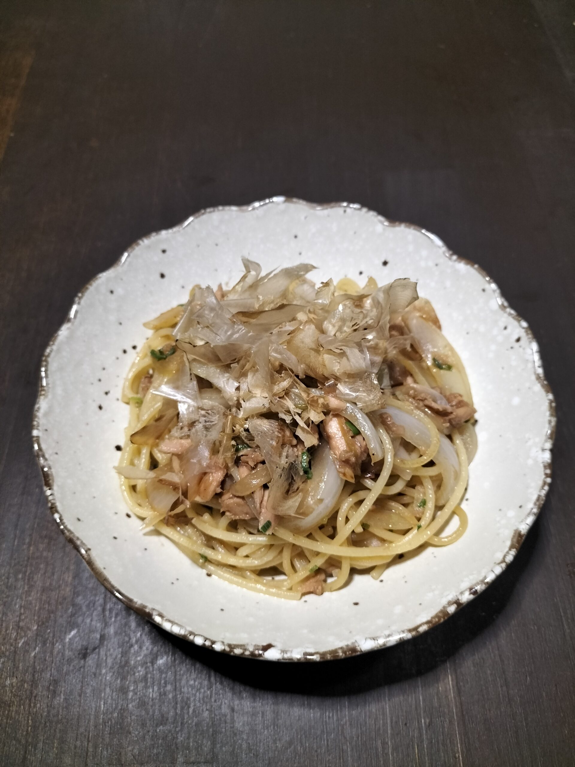 玉ねぎとツナのにんにくパスタ